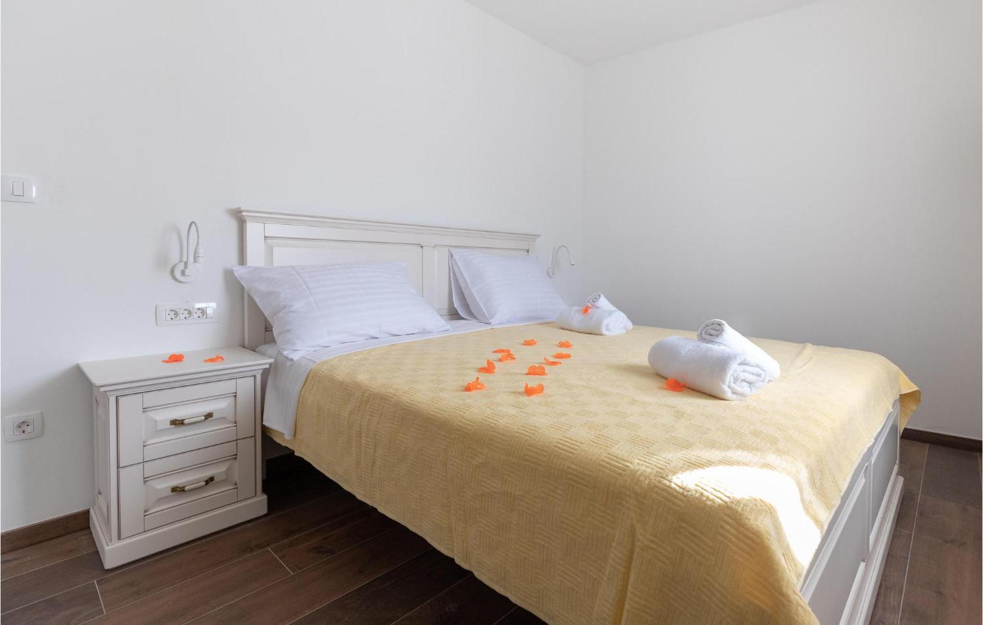 Lovely Home In Klek With House A Panoramic View ภายนอก รูปภาพ