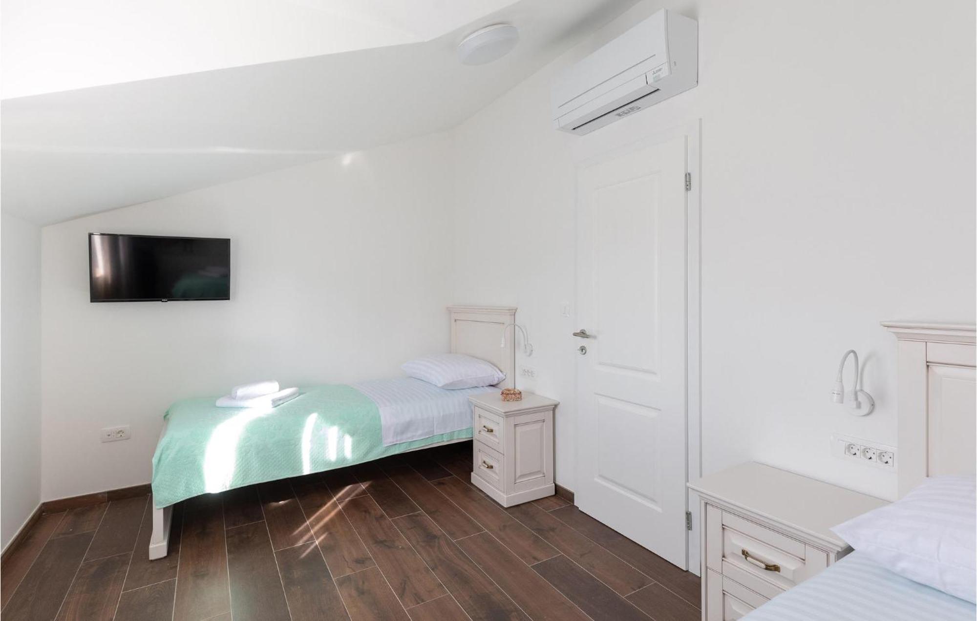 Lovely Home In Klek With House A Panoramic View ภายนอก รูปภาพ